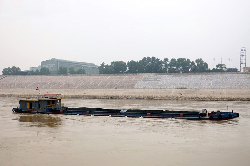 Cận cảnh những vết nứt dài chân cầu Đuống khiến người dân thấp thỏm lo sợ